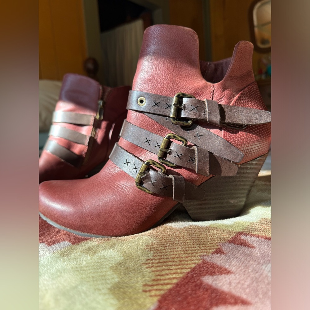 Beautiful OTBT Lasso Booties 8.5 in Red Oak